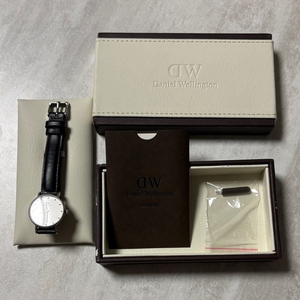 Daniel Wellington black leather silver hardware watch preowned (need new battery